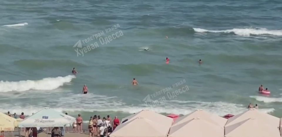 В Черноморске спасли мужчину, которого прибило волнами и унесло в море