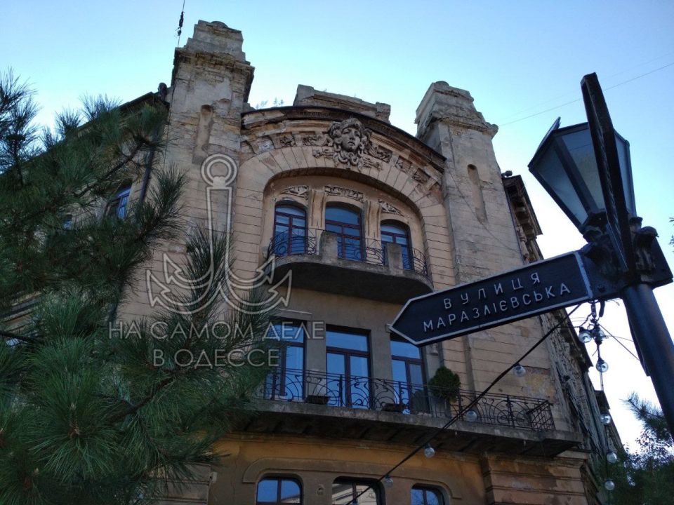 Это здании на улице Маразлиевской в Одессе, построенном архитектором Моисеем Линецким в 1902-1903 годах. Его особенностью является наличие головы горгоны Медузы на фронтоне и множества маскаронов меньшего размера, украшающих...