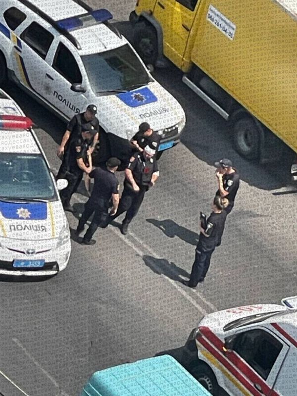 В Одессе объявлен план перехват: Lexus сбил полицейского