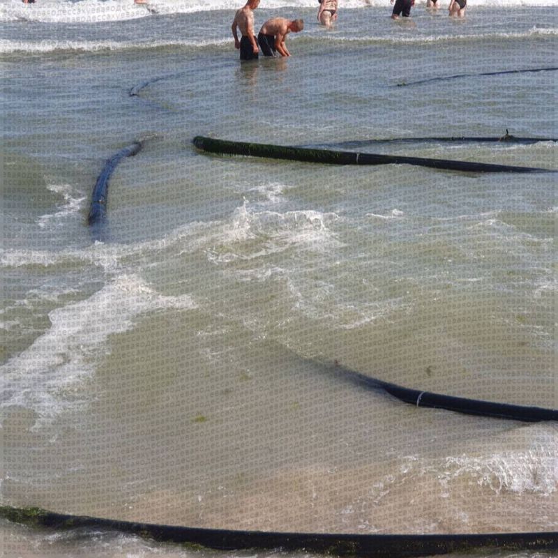 Помимо глубоководных мин, на пляжи Одессы шторм выбросил трубы канализации