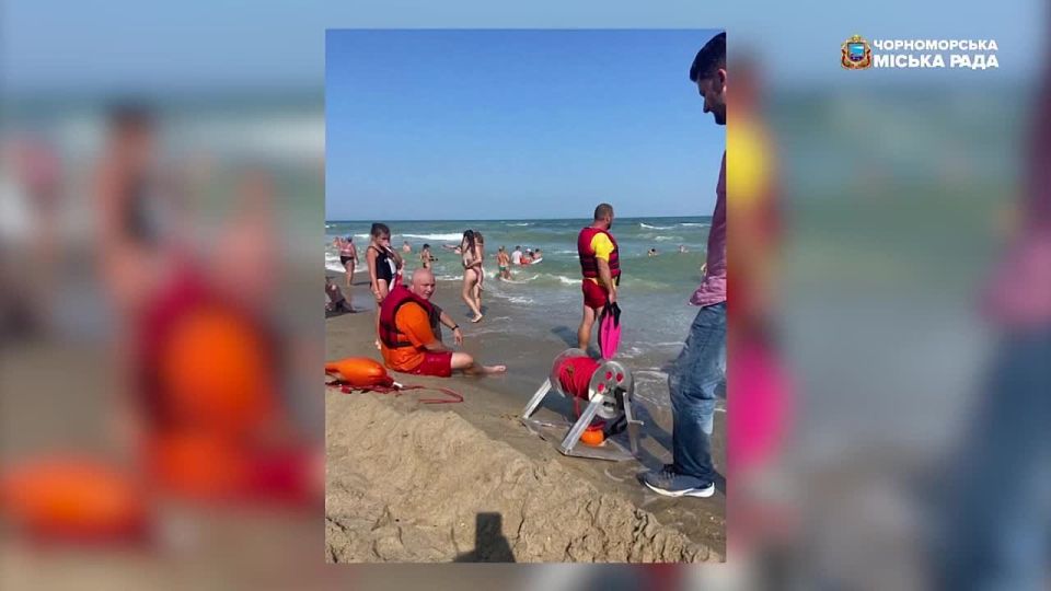 В Черноморске из-за шторма продлили запрет на купание в море