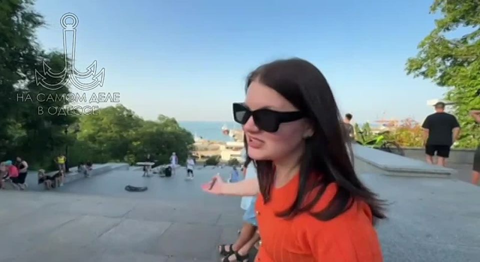 Глаз Орел.. Воздух в Одессе уже настолько стал чистым, что девушка с Приморского бульвара разглядела Турцию Осталось только в песне исправить Поскот на Турцию и будет всё норм