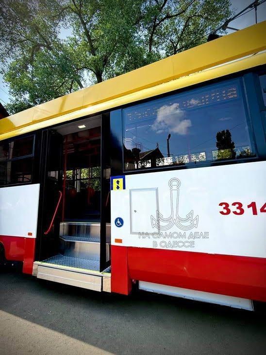 В Одессе. Трамвай с подъемником!