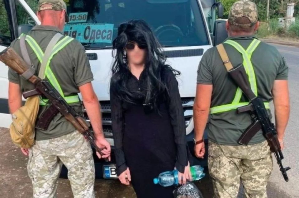 Украинец, переодевшийся в девушку, пытался выехать из страны, но пограничники не выпустили