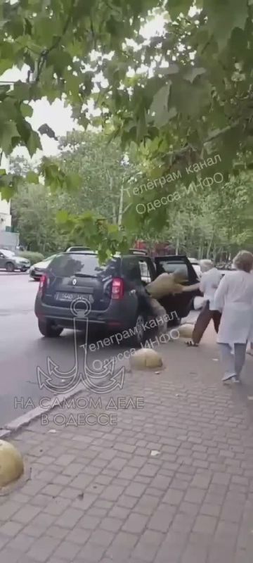 Ситуация в Одессе. Женщинам в этот раз отбить парня не удалось