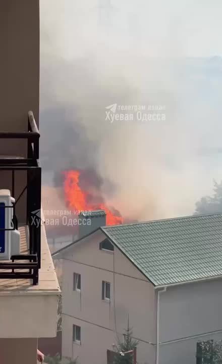 В Одессе масштабный пожар. Сегодня вспыхнул крупный пожар в районе Таирова — по предварительным данным, огонь охватил одну из высоток жилого комплекса «Кадорр»