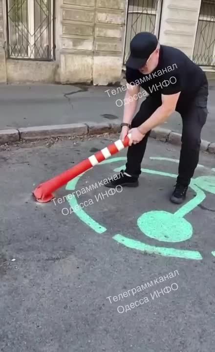 В Одессе мужчина вырывал парковочные столбики и избивал ими прохожих