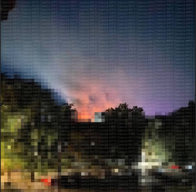 В Одессе на месте прилетов разгорается мощный пожар