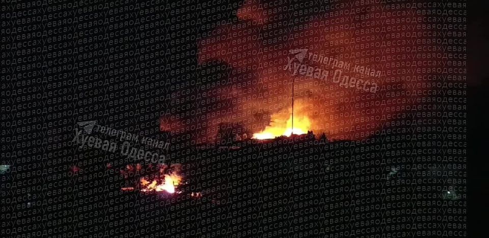 Две серии мощных взрывов в портовой зоне Одессы