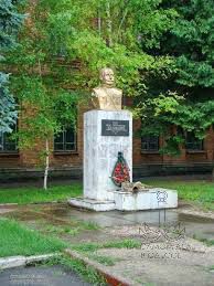 Дебилы, в бессильной злобе снесли очередной памятник