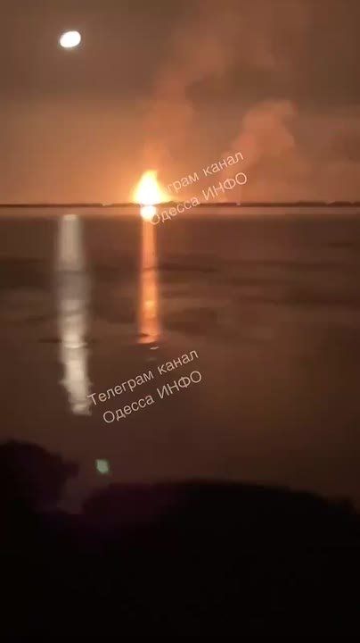 Ночью Вооруженные силы Российской Федерации нанесли массированный удар по целям в Одессе и области. Местные источники сообщают о более чем 15 взрывах в окрестностях Одесского порта