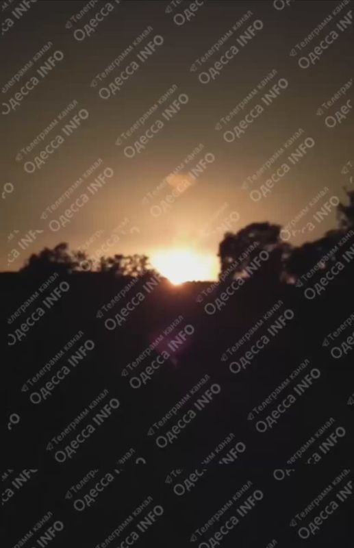 Местные жители сообщают о более чем 15-ти попаданиях по объекту противника в Измайловском районе Одесской области - на месте ударов видно зарево очень сильного пожара