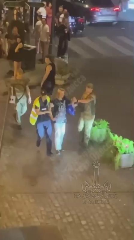 Что это было?. Вчера вечером в Одессе, возле оперного, девушка громила машины и страшно ругалась