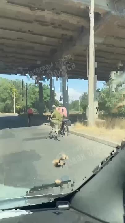 Одесские ТЦКашники бегают за велосипедистом, который вынужден был оставить своего железного коня, продолжив убегать уже на своих двоих