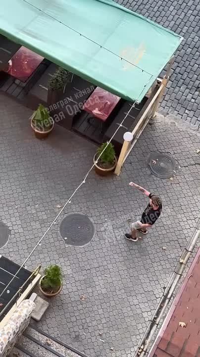 В Одессе пьяный мужчина ударил дворничиху, за что получил метлой по голове