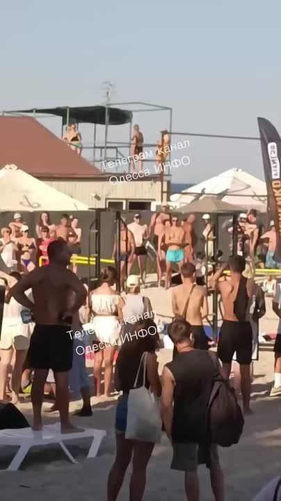 На пляжах в Одессе яблоку негде упасть