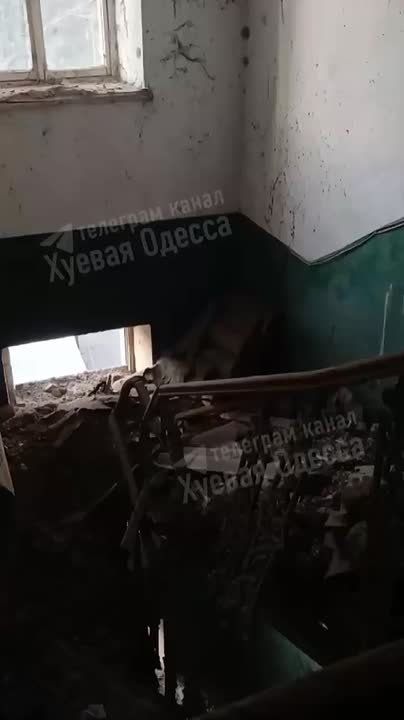 Разруха таки в головах. Вместо того, чтоб заняться полезными для города делами, они сносят памятники и переименовывают улицы