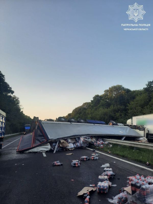 "Микола остался без кока колы": на трассе Киев – Одесса перевернулась огромная фура с колой