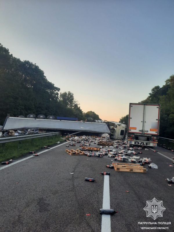 "Микола остался без кока колы": на трассе Киев – Одесса перевернулась огромная фура с колой "Микола остался без кока колы": на трассе Киев – Одесса перевернулась огромная фура с колой