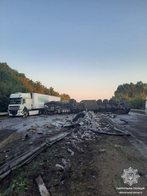 "Микола остался без кока колы": на трассе Киев – Одесса перевернулась огромная фура с колой "Микола остался без кока колы": на трассе Киев – Одесса перевернулась огромная фура с колой