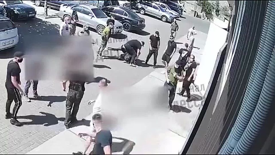 Одесситы устроили массовую драку с военкомами, которые хотели насильно мобилизовать одного из них на территории станции техобслуживания