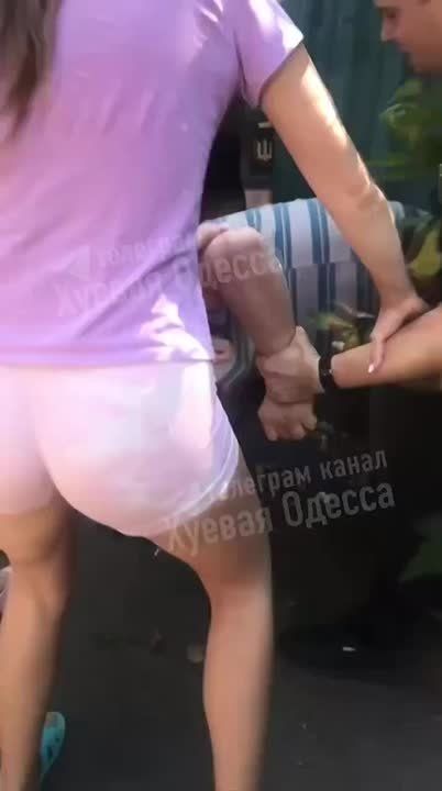 Когда хищник становится жертвой: В Одессе женщины отбивают мужиков у ТЦК, а в Ровно идет на пролом