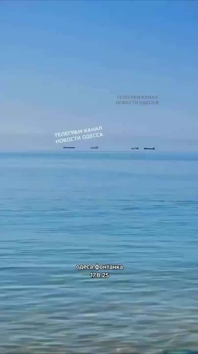 Корабли зависли в небе над морем