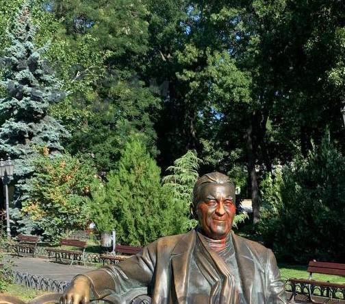 В Одессе местные «активисты» залили красной краской глаза памятнику певцу Леониду Утесову