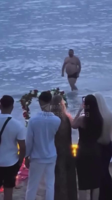 В Одессе во время венчания на пляже пузатый парень вышел из моря