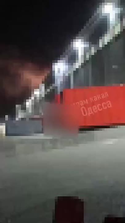 Кадры пожара после прилётов в Одессе