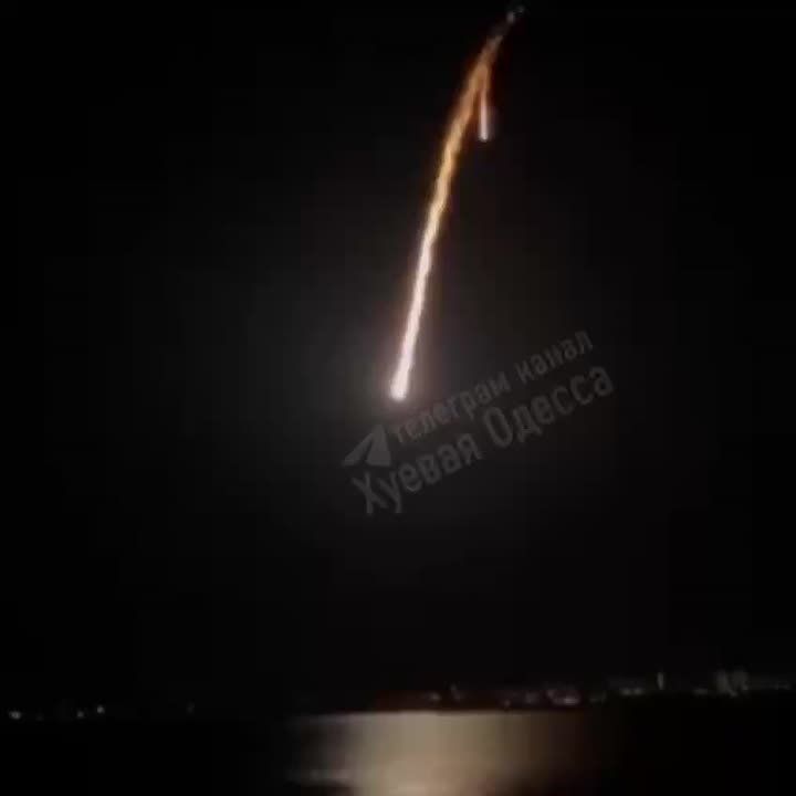 По информации украинских ТГ-каналов, удары «Гераней» в Одесской области пришлись по электрической подстанции и складам с безэкипажными катерами (БЭК)