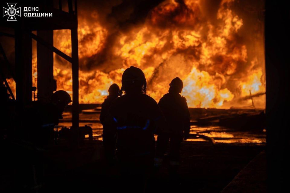 Сообщают, что в Одессе всю ночь пытались потушить нефтебазу азербайджанской компании SOCAR