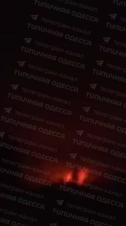 В Одессе мощный прилёт, пишут в местных группах и публикуют кадры с огромным столбом дыма от разгоревшегося пожара