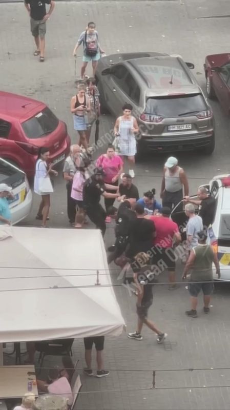 «Отпустите моего папу»: в Одессе полиция бусифицировала мужчину на глазах ребенка