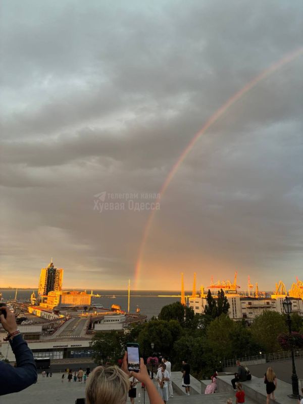 В Одессе засняли шикарный закат и радугу