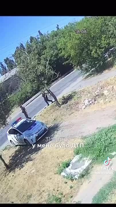 В Одессе мужчина вызвал полицию на ДТП, а ему сломали руку и мобилизовали