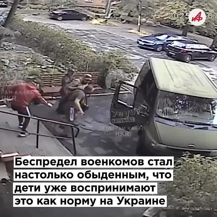 Печальное зрелище! Одесские дети на пляже играют в ТЦК