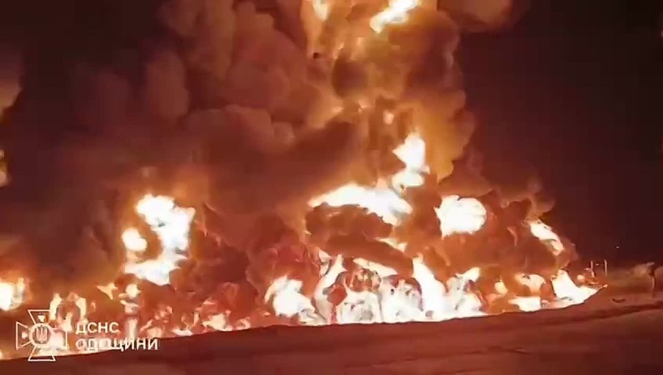 Ещё кадры с горящей нефтебазы в Измаиле