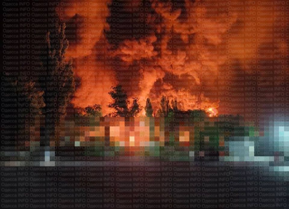 Ещё фото пожара на топливохранилище в Измаиле после налёта дронов