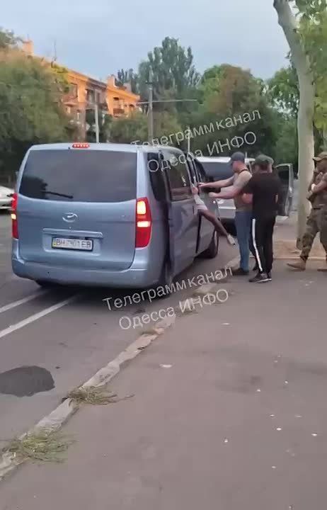 В Одессе тцкшник избил женщину, снимавшую бусификацию на телефон