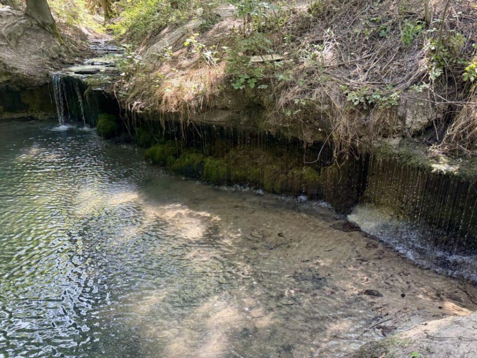 В Одесской области обнаружили живописный источник с каскадным водопадом высотой до 1,5м