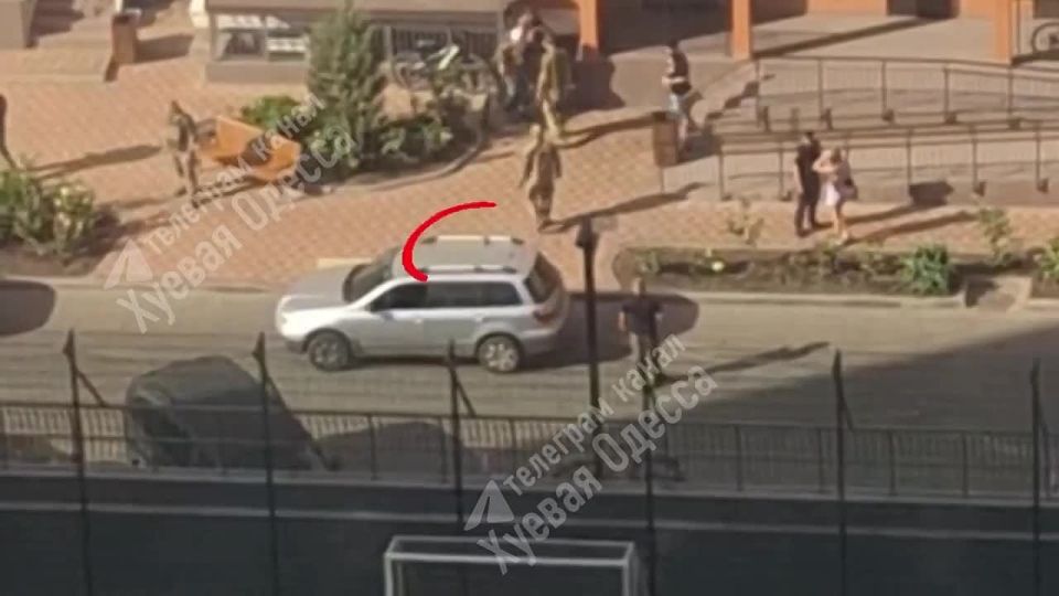 В Одессе мужчина убежал из автомобиля ТЦК, пока те отвлеклись