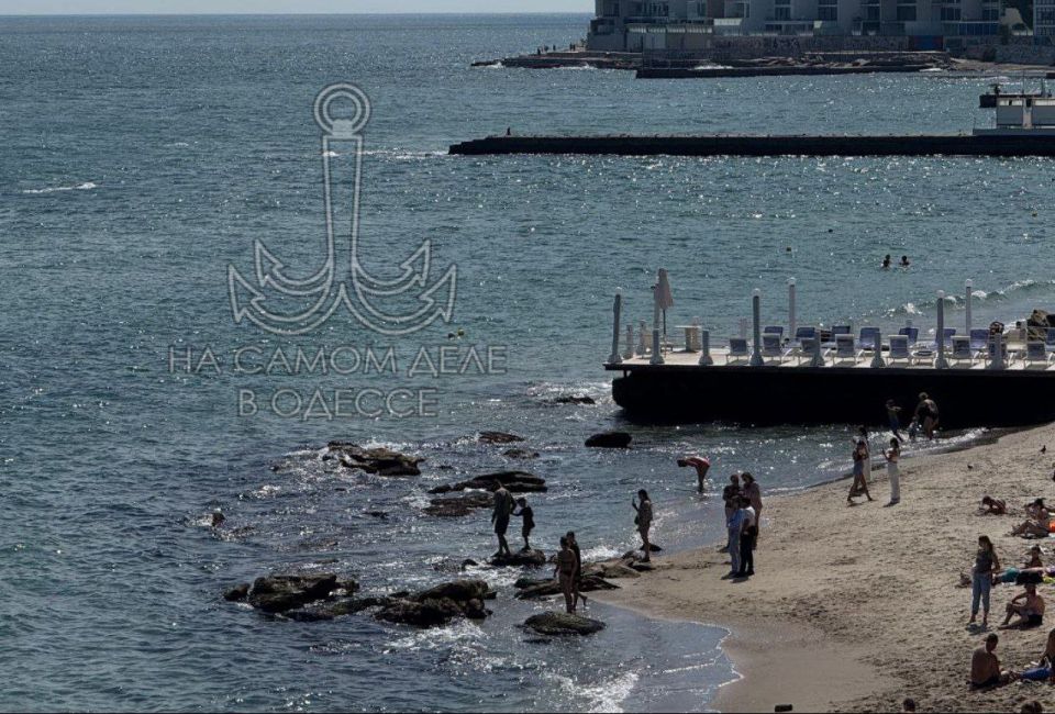 Несмотря на порывы ветра и прохладную погоду на пляжах Одессы есть желающие искупаться в море и позагорать на побережье Несмотря на порывы ветра и прохладную погоду на пляжах Одессы есть желающие искупаться в море и позагорать на побережье