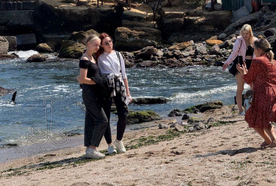 Несмотря на порывы ветра и прохладную погоду на пляжах Одессы есть желающие искупаться в море и позагорать на побережье Несмотря на порывы ветра и прохладную погоду на пляжах Одессы есть желающие искупаться в море и позагорать на побережье