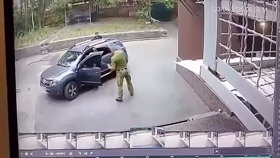 Беспредел из всех щелей: Военком с автоматом против гражданских, а в Одессе людоловы предлагают встать на колени