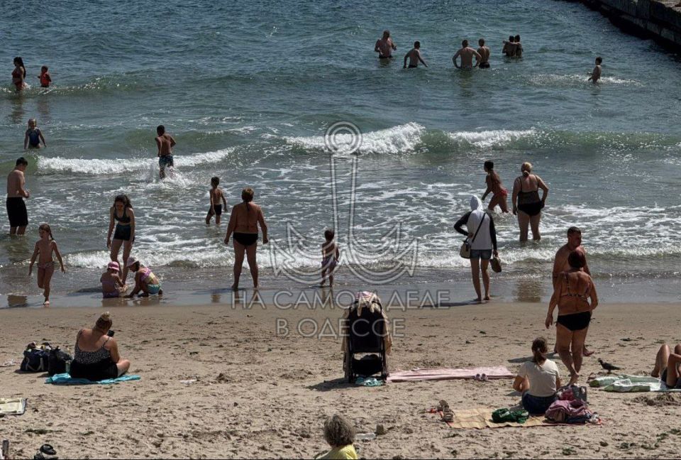 Несмотря на порывы ветра и прохладную погоду на пляжах Одессы есть желающие искупаться в море и позагорать на побережье