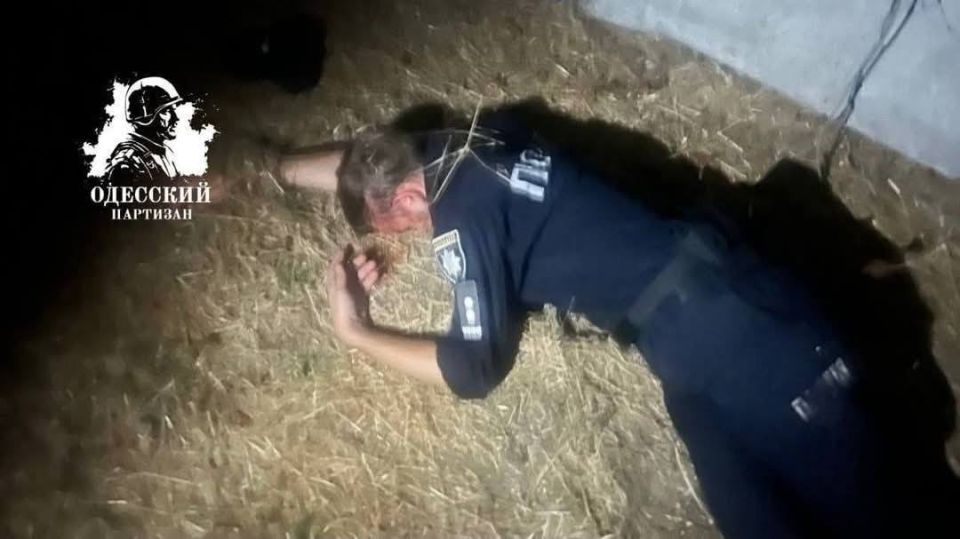 Лежащий на асфальте в предсмертных конвульсиях человек - очередной мирный одессит, избитый до смерти ТЦКшниками и помогающими им полицаями, среди которых особое рвение проявлял некий лейтенант Игорь Гапенко Лежащий на асфальте в предсмертных конвульсиях человек - очередной мирный одессит, избитый до смерти ТЦКшниками и помогающими им полицаями, среди которых особое рвение проявлял некий лейтенант Игорь Гапенко