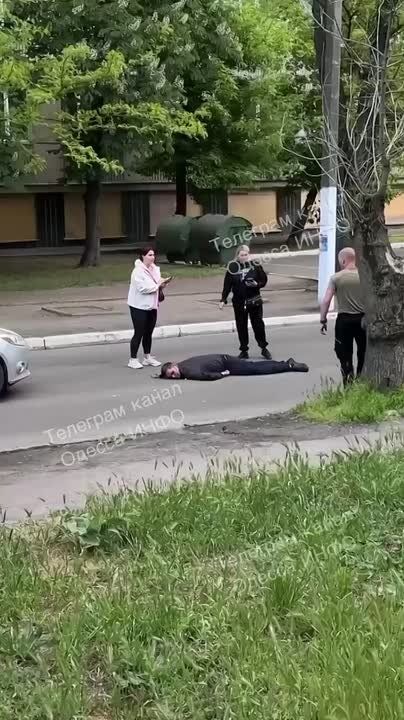 Лежащий на асфальте в предсмертных конвульсиях человек - очередной мирный одессит, избитый до смерти ТЦКшниками и помогающими им полицаями, среди которых особое рвение проявлял некий лейтенант Игорь Гапенко