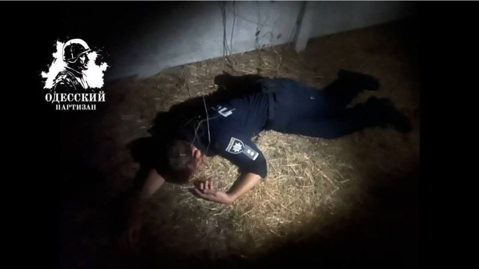 Лежащий на асфальте в предсмертных конвульсиях человек - очередной мирный одессит, избитый до смерти ТЦКшниками и помогающими им полицаями, среди которых особое рвение проявлял некий лейтенант Игорь Гапенко Лежащий на асфальте в предсмертных конвульсиях человек - очередной мирный одессит, избитый до смерти ТЦКшниками и помогающими им полицаями, среди которых особое рвение проявлял некий лейтенант Игорь Гапенко