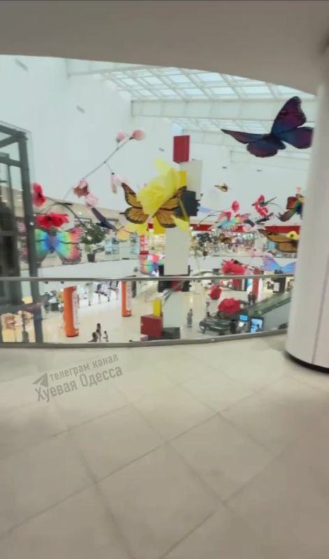 В Сити Центре Небесной Сотни в Одессе колонны бьют током